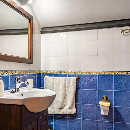 Escuela De Fuentes Apartment *